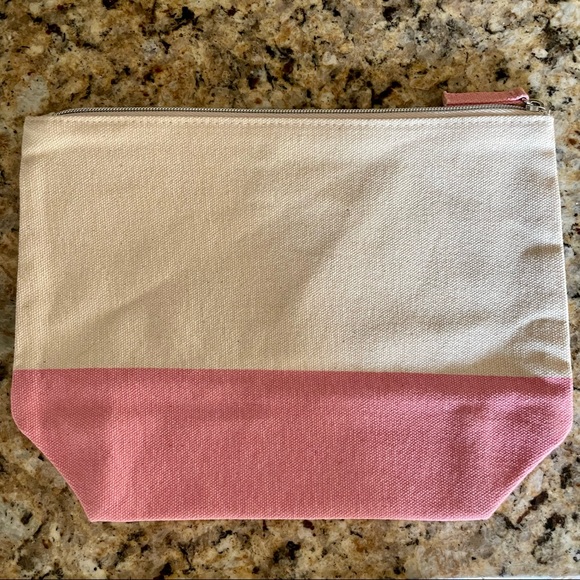 It Cosmetics Makeup Bag - Picture 2 of 2
